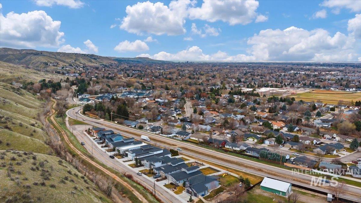 7691 W Hill Rd, Boise, Idaho 83714, 3 Bedrooms, 3 Bathrooms, Residential For Sale, Price $750,000,MLS 98976918