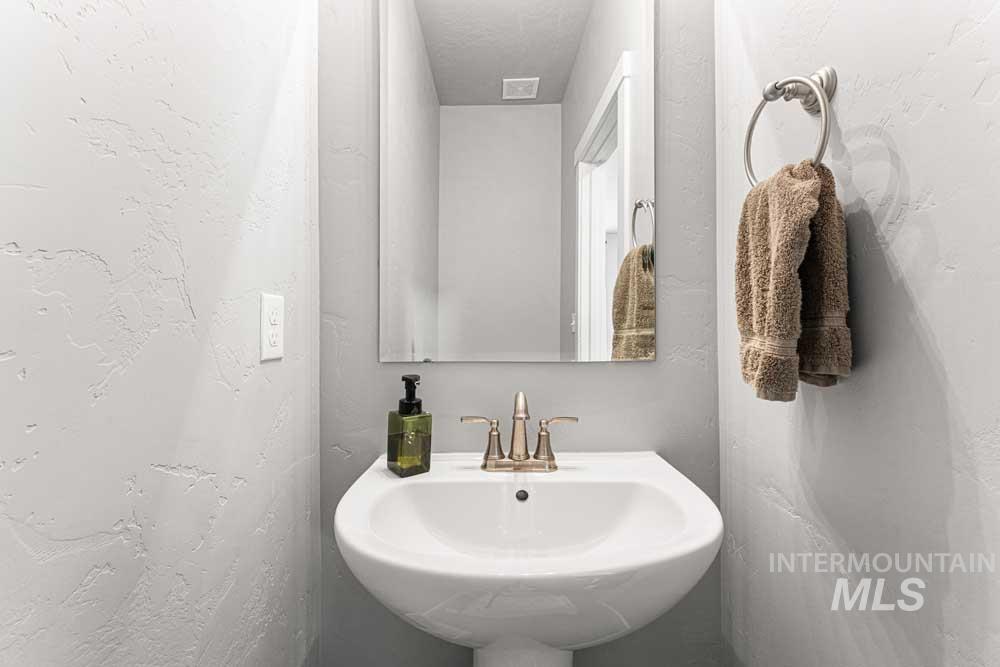 164 N Caracaras Way, Eagle, Idaho 83616, 4 Bedrooms, 2.5 Bathrooms, Residential For Sale, Price $589,990,MLS 98976923