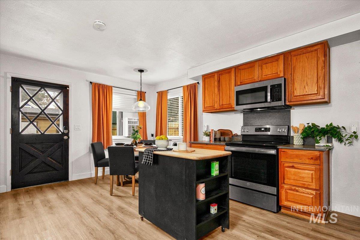 1311 N 8th St, Boise, Idaho 83702, 3 Bedrooms, 2 Bathrooms, Residential For Sale, Price $649,900,MLS 98976941