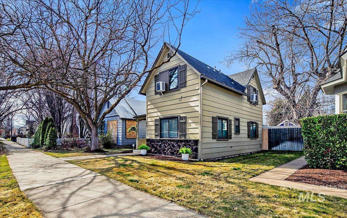 1311 N 8th St, Boise, Idaho 83702, 3 Bedrooms, 2 Bathrooms, Residential For Sale, Price $649,900,MLS 98976941