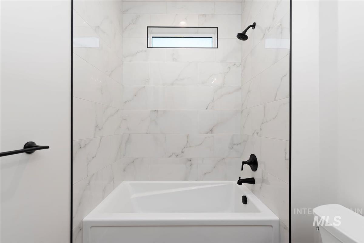 10817 W Barnbougle ln, Kuna, Idaho 83634-0000, 3 Bedrooms, 2 Bathrooms, Residential For Sale, Price $614,880,MLS 98976942