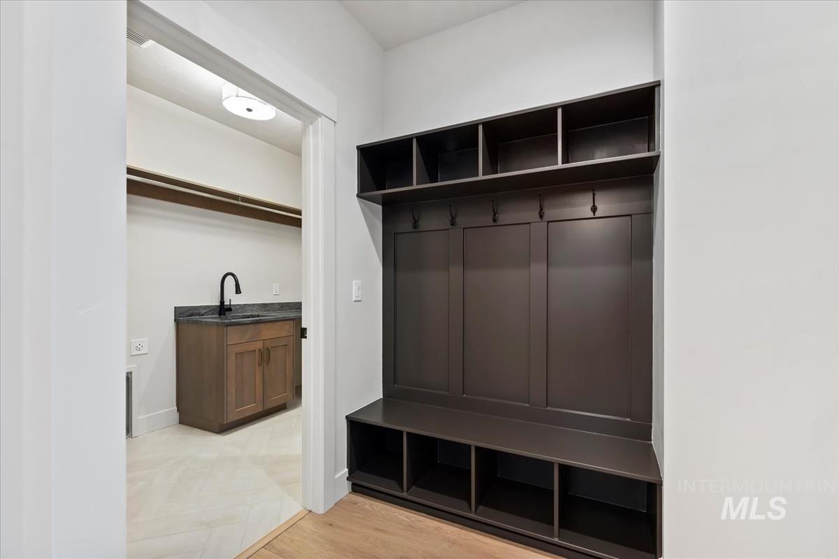 10817 W Barnbougle ln, Kuna, Idaho 83634-0000, 3 Bedrooms, 2 Bathrooms, Residential For Sale, Price $614,880,MLS 98976942