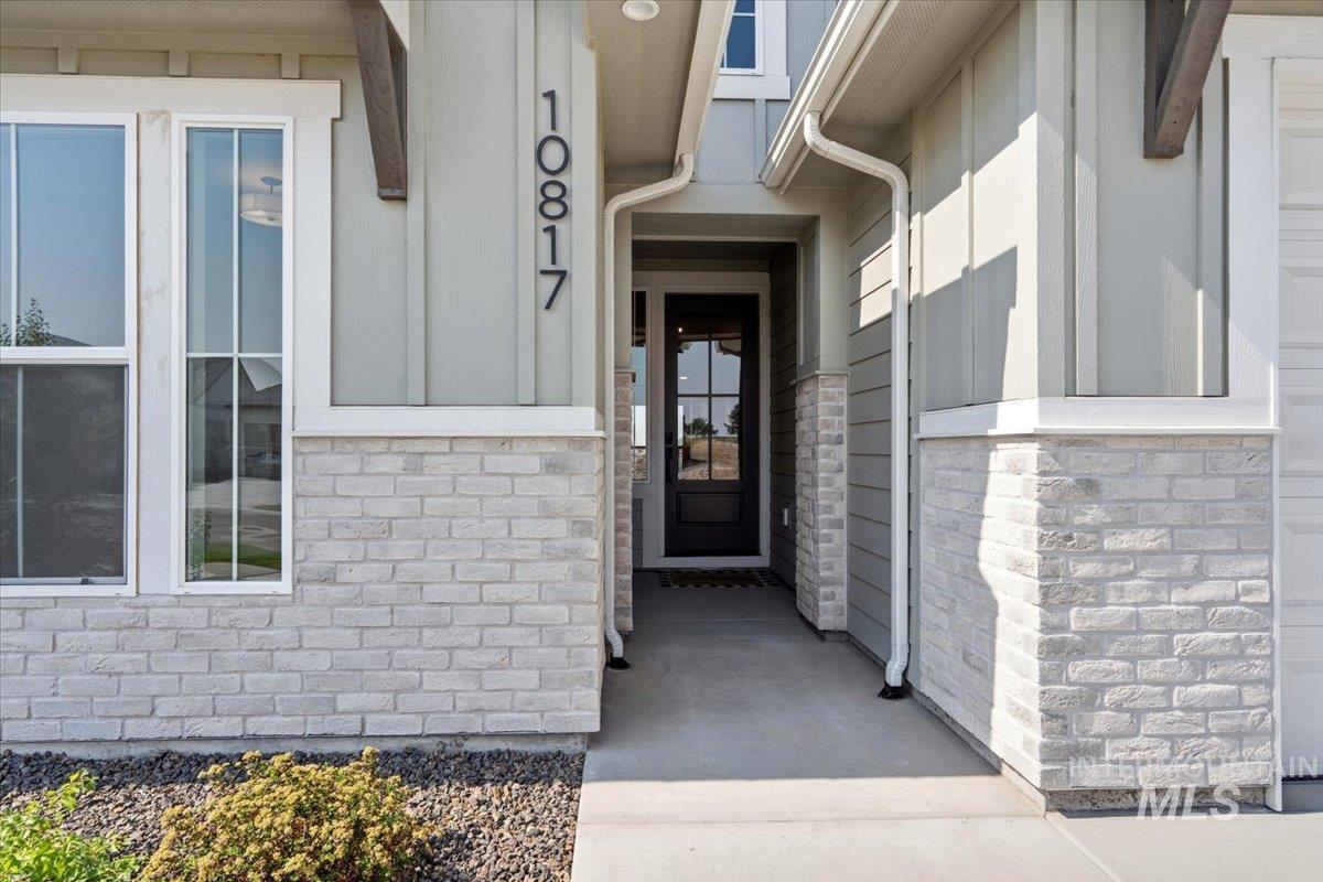 10817 W Barnbougle ln, Kuna, Idaho 83634, 3 Bedrooms, 2 Bathrooms, Residential For Sale, Price $577,880, 98976942