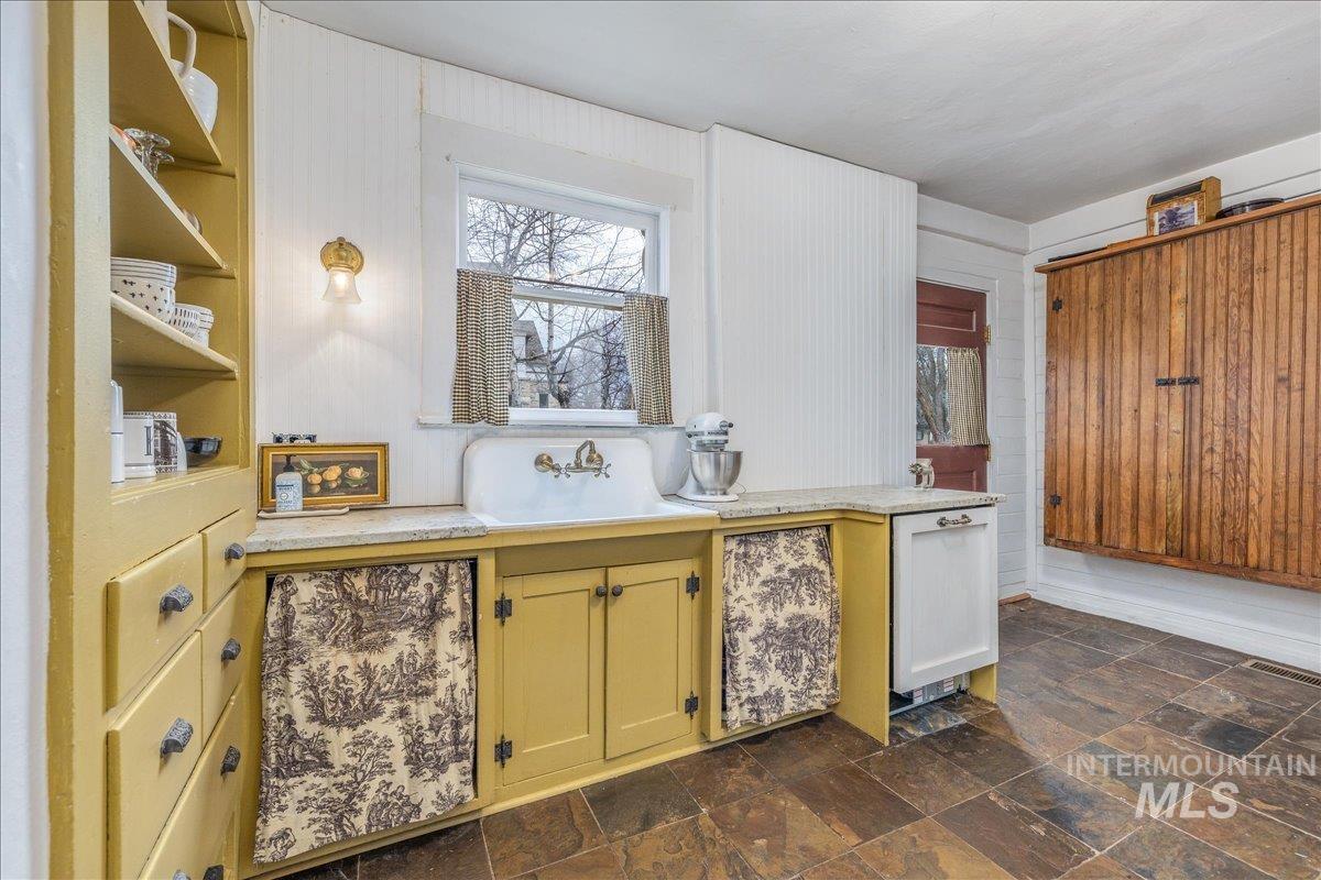 1318 W Eastman St., Boise, Idaho 83702, 4 Bedrooms, 2 Bathrooms, Residential For Sale, Price $925,000, 98976946