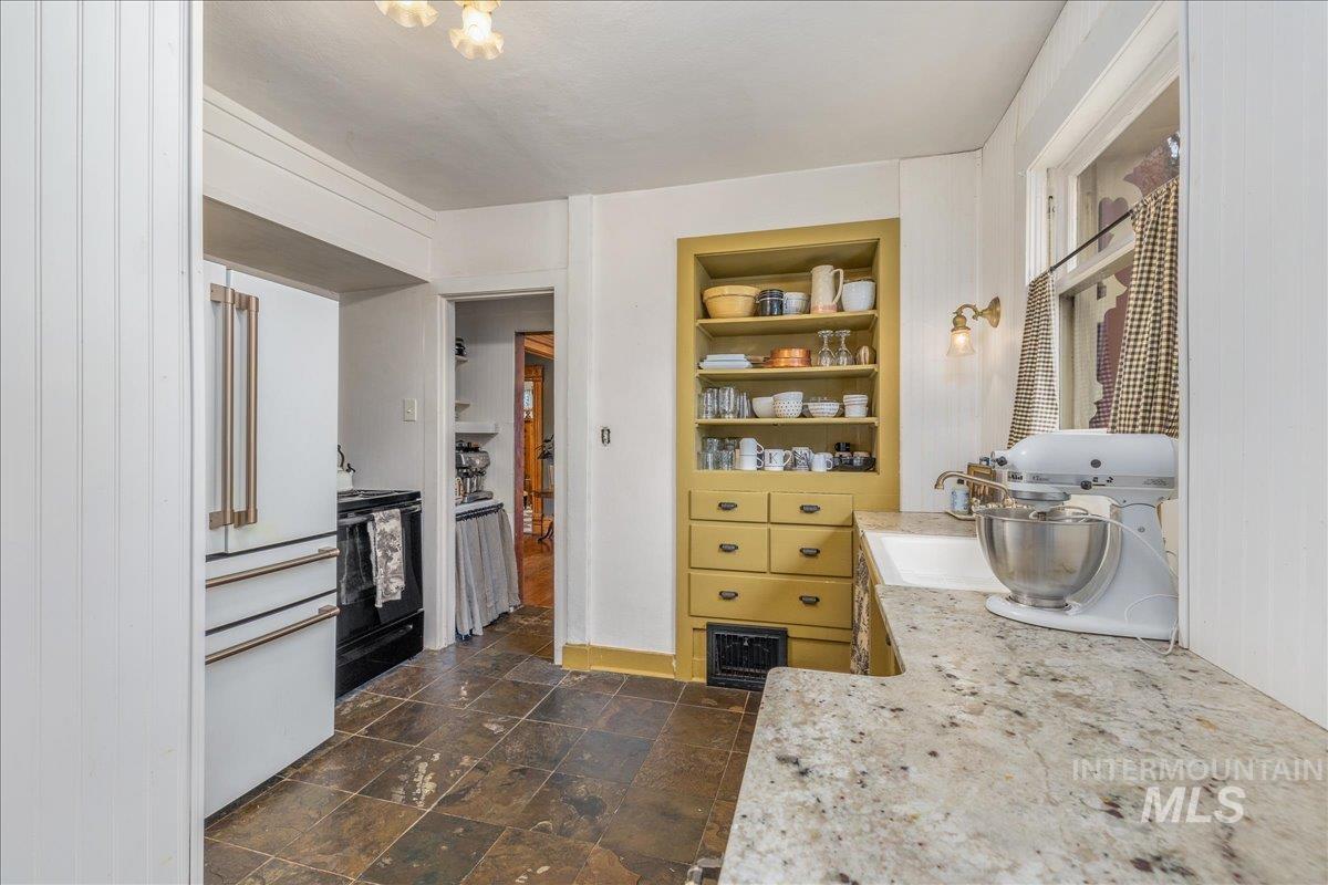 1318 W Eastman St., Boise, Idaho 83702, 4 Bedrooms, 2 Bathrooms, Residential For Sale, Price $925,000, 98976946