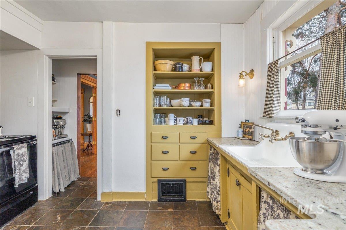 1318 W Eastman St., Boise, Idaho 83702, 4 Bedrooms, 2 Bathrooms, Residential For Sale, Price $925,000, 98976946