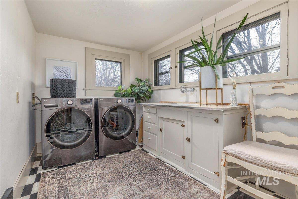 1318 W Eastman St., Boise, Idaho 83702, 4 Bedrooms, 2 Bathrooms, Residential For Sale, Price $925,000, 98976946