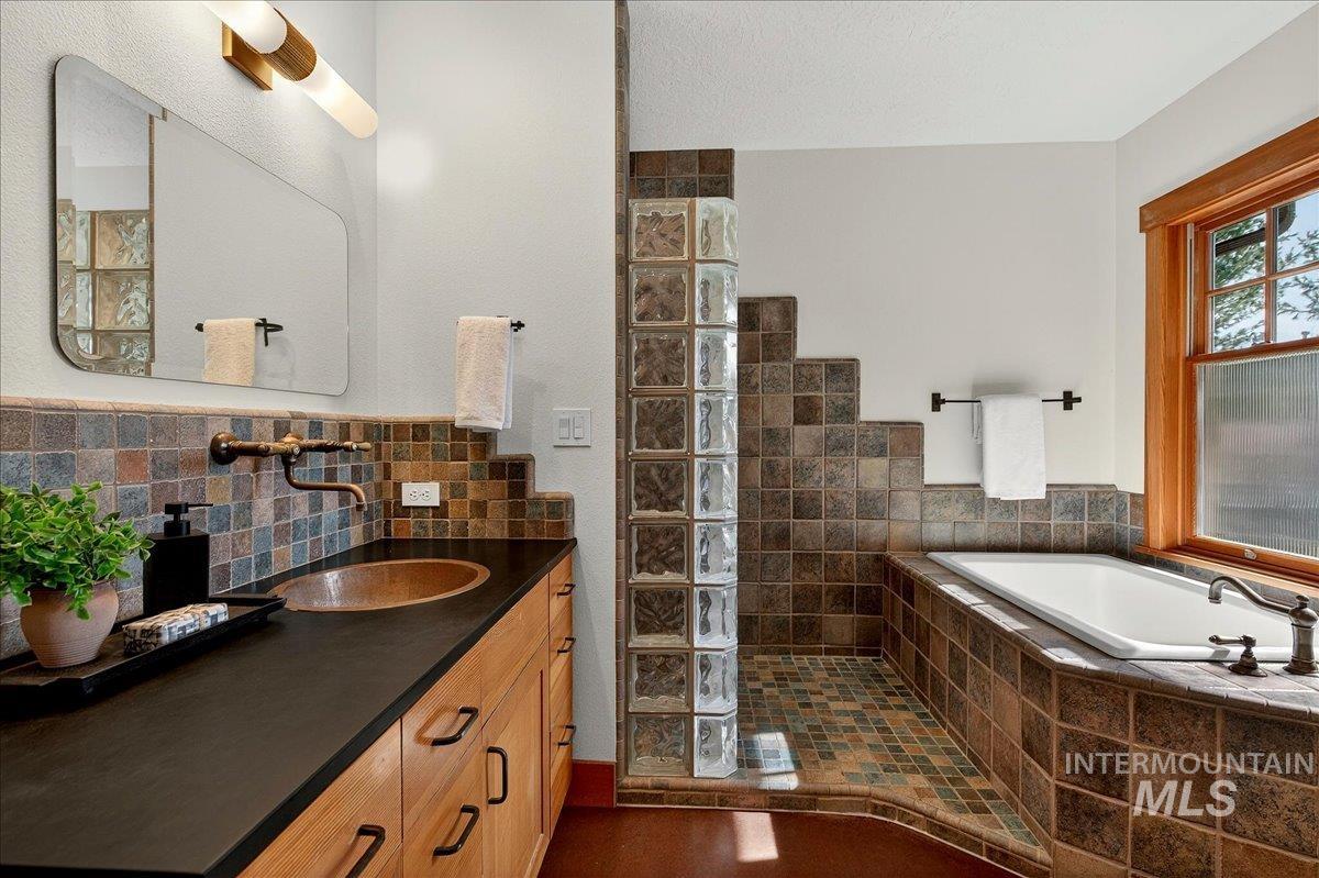 9193 W Beachside Ln, Garden City, Idaho 83714, 3 Bedrooms, 3 Bathrooms, Residential For Sale, Price $835,000, 98976947