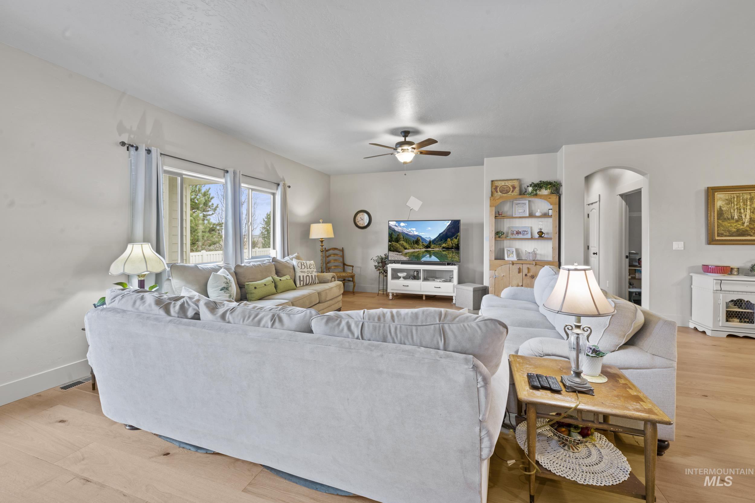 917 Silver Springs St, Middleton, Idaho 83644, 4 Bedrooms, 2 Bathrooms, Residential For Sale, Price $480,000,MLS 98976958