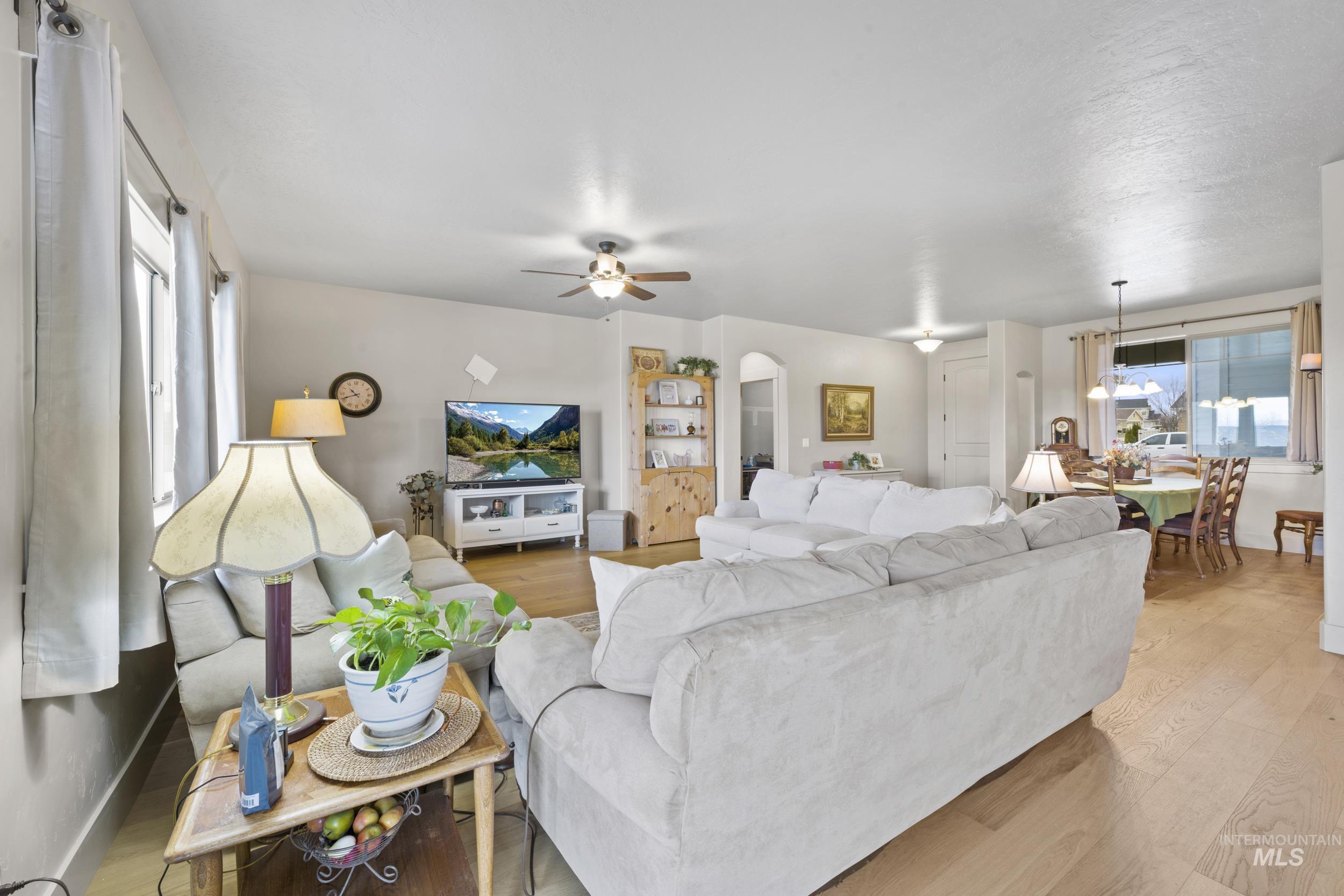 917 Silver Springs St, Middleton, Idaho 83644, 4 Bedrooms, 2 Bathrooms, Residential For Sale, Price $480,000,MLS 98976958