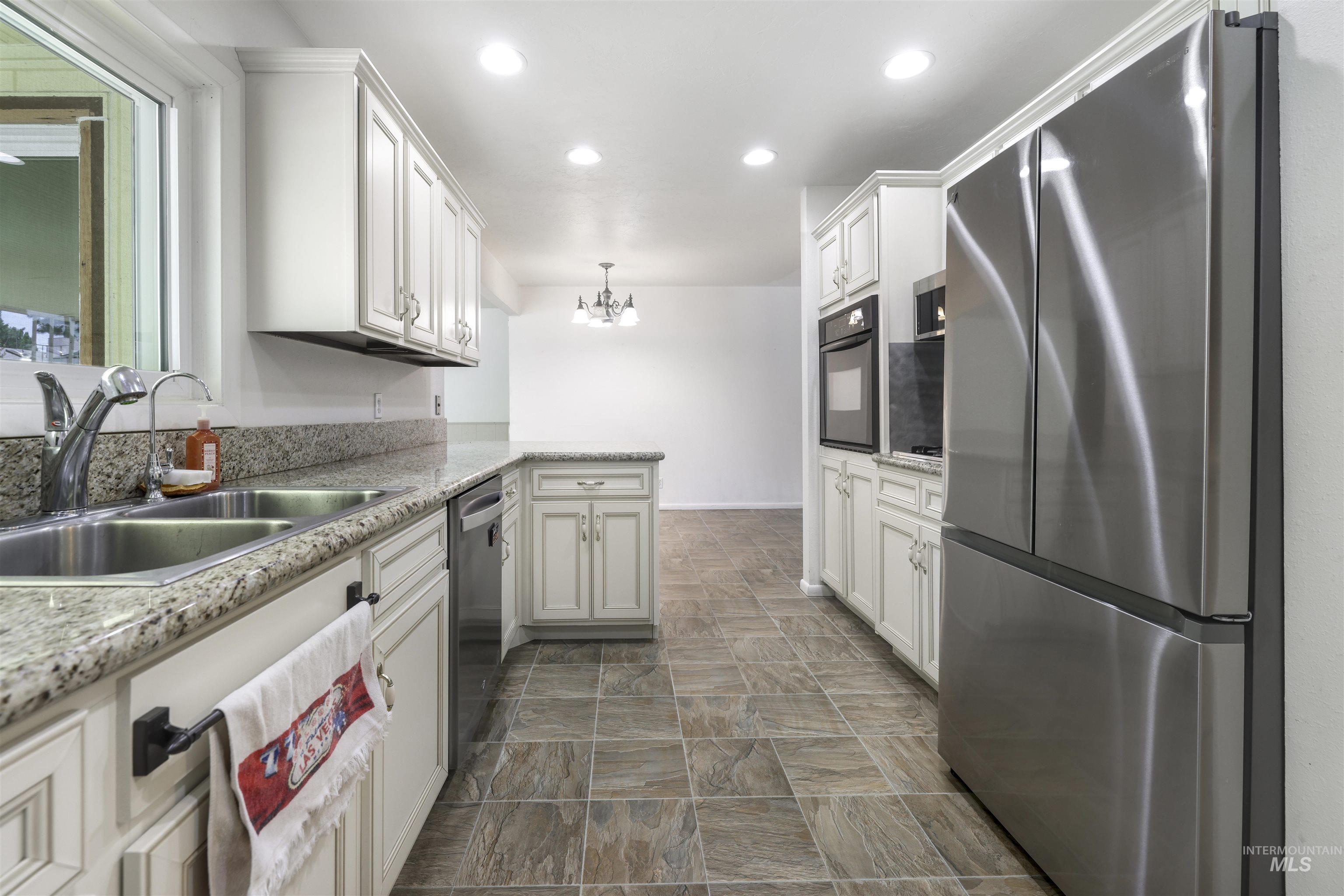 1754 Targhee Dr., Twin Falls, Idaho 83301, 3 Bedrooms, 2 Bathrooms, Residential For Sale, Price $394,500, 98976960