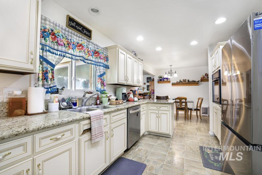 1754 Targee Dr., Twin Falls, Idaho 83301, 3 Bedrooms, 2 Bathrooms, Residential For Sale, Price $399,000,MLS 98976960