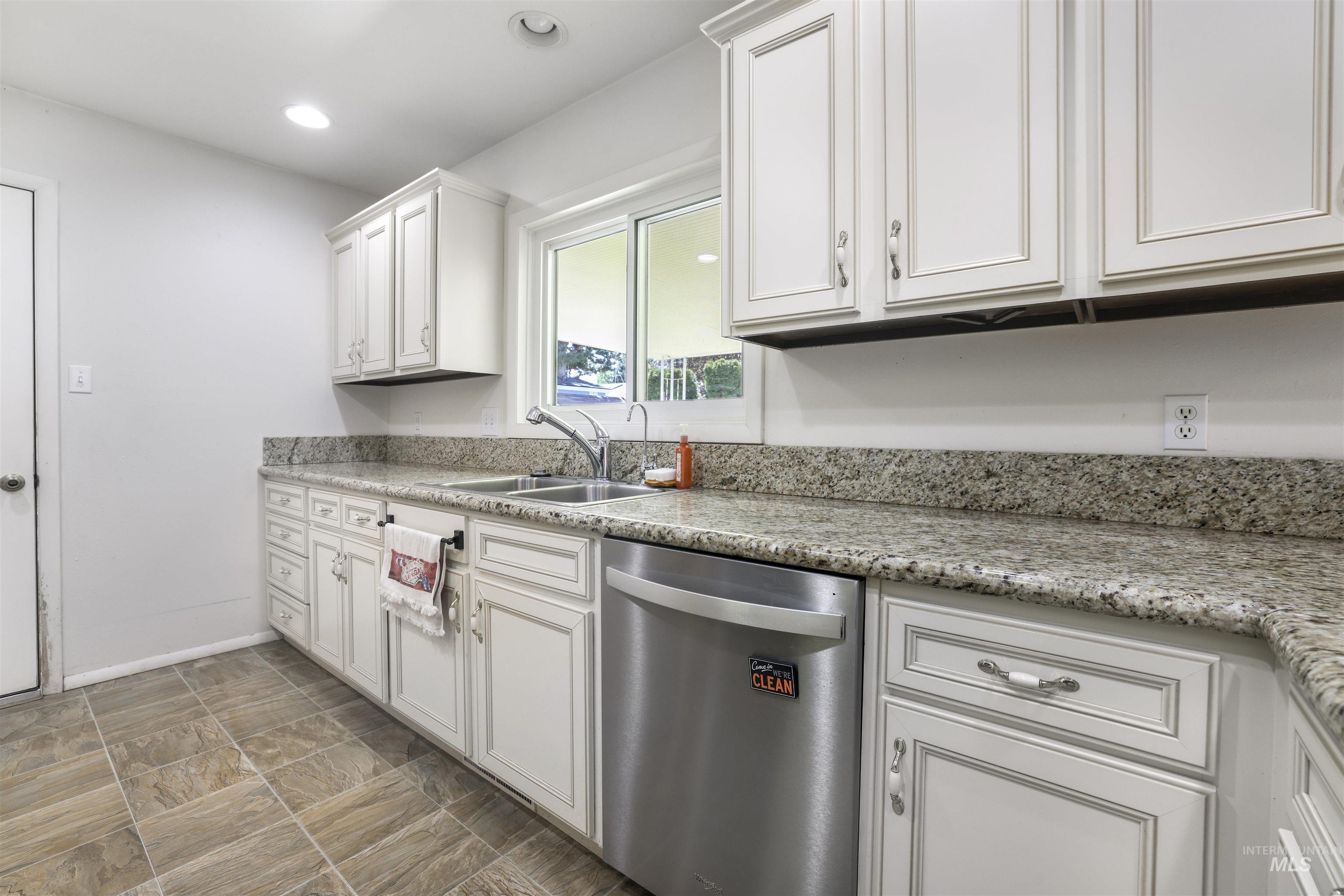 1754 Targhee Dr., Twin Falls, Idaho 83301, 3 Bedrooms, 2 Bathrooms, Residential For Sale, Price $394,500, 98976960