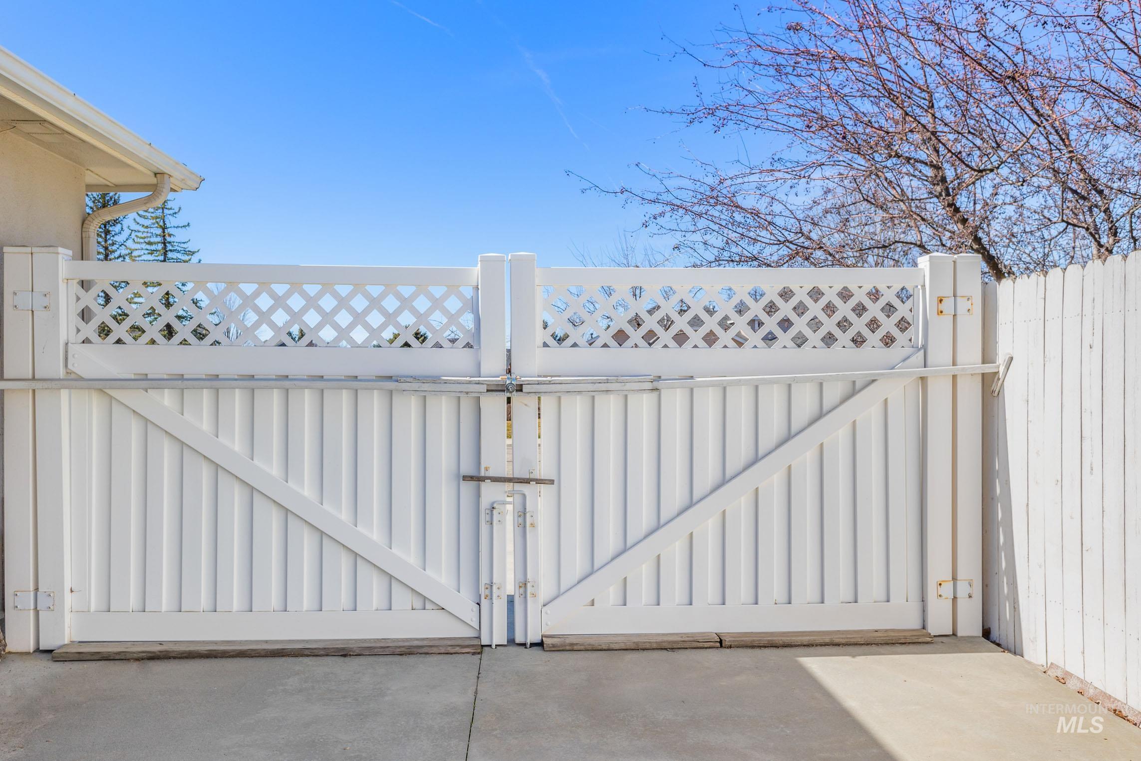 2424 N Tangent Ave, Meridian, Idaho 83646-7588, 3 Bedrooms, 2 Bathrooms, Residential For Sale, Price $550,000,MLS 98976965