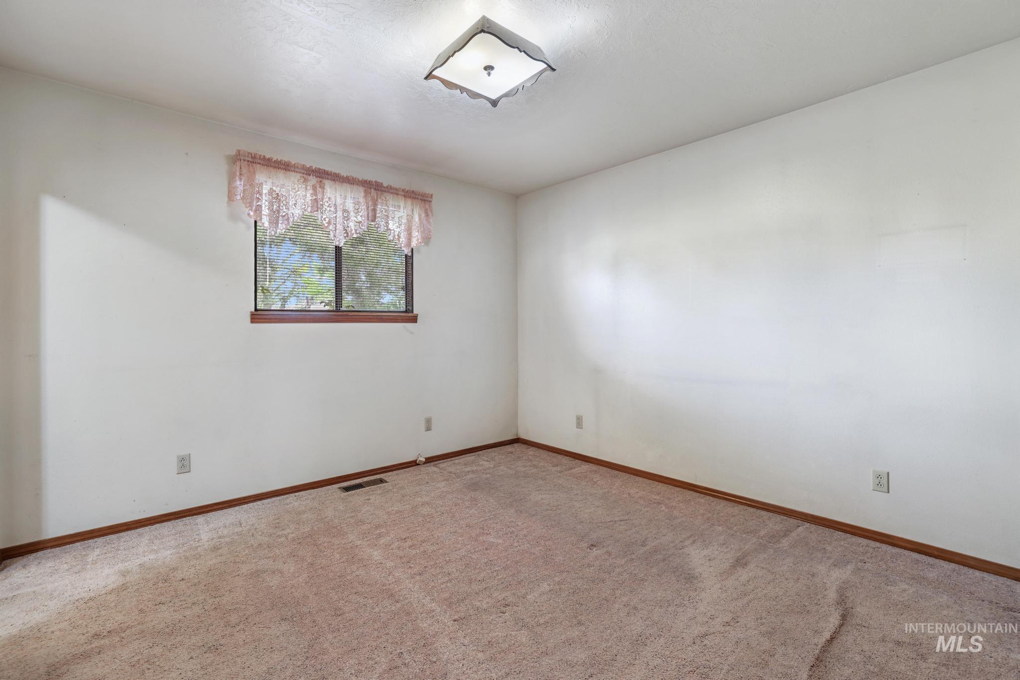 1055 S Adell Ave, Filer, Idaho 83328, 3 Bedrooms, 2 Bathrooms, Residential For Sale, Price $314,999, 98976989