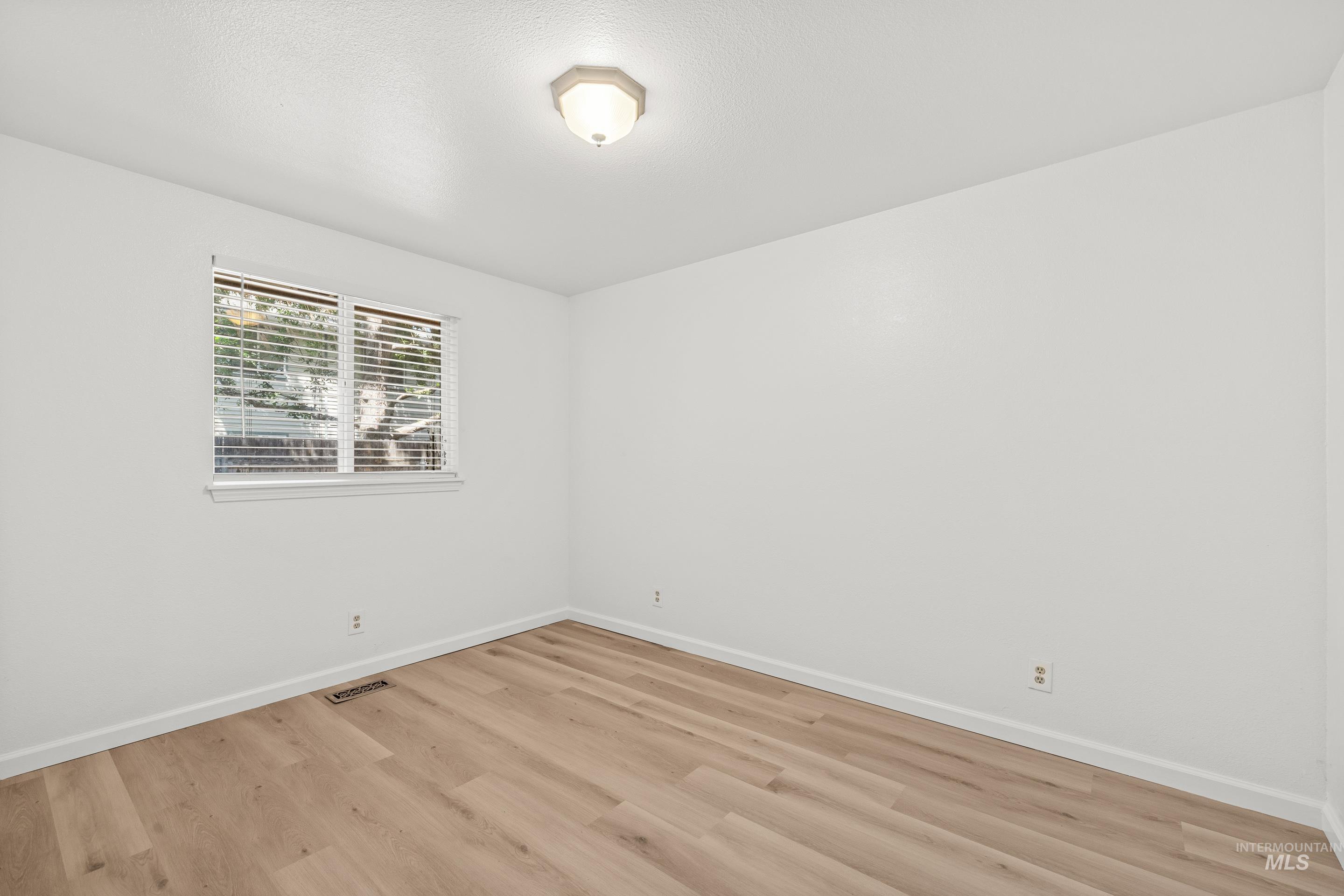 10490 W Cory St, Boise, Idaho 83704, 3 Bedrooms, 2 Bathrooms, Residential For Sale, Price $359,900, 98976992