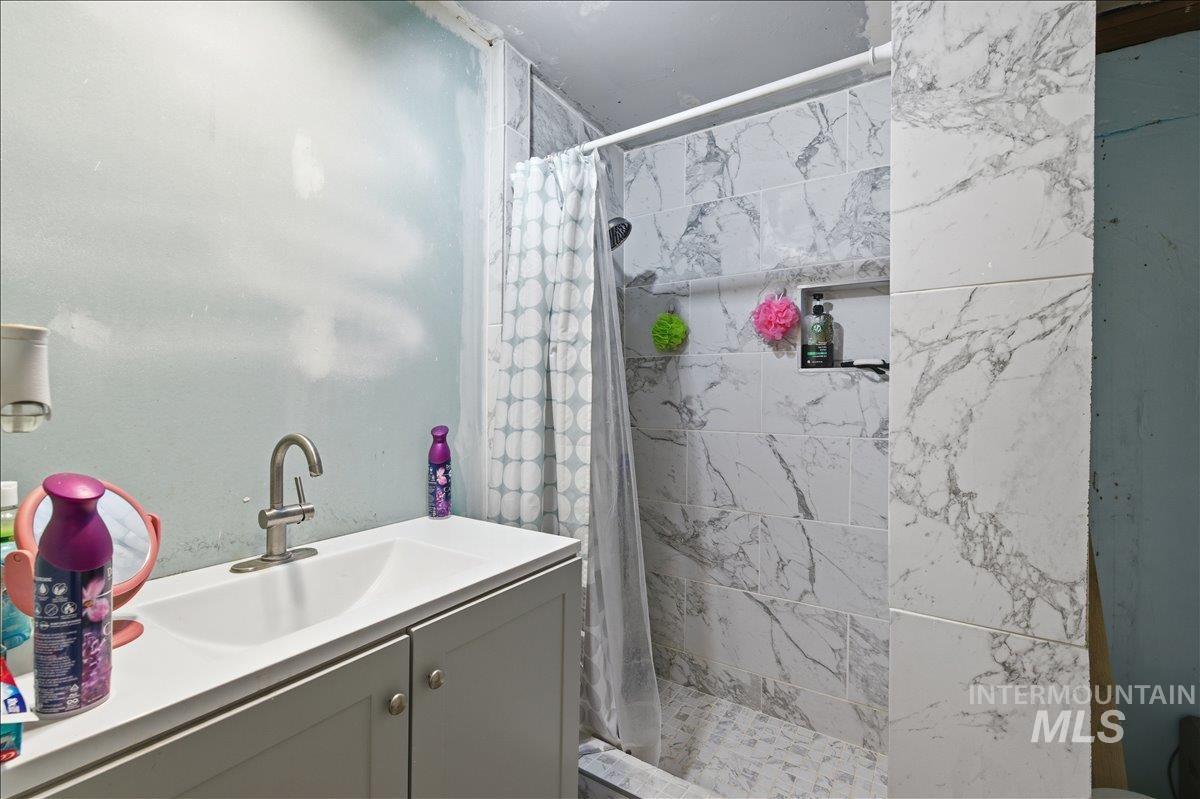 27633 Farmway Road, Caldwell, Idaho 83607, 2 Bedrooms, 1 Bathroom, Residential For Sale, Price $550,000, 98977001