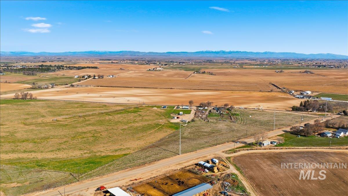 27633 Farmway Road, Caldwell, Idaho 83607, 2 Bedrooms, 1 Bathroom, Residential For Sale, Price $550,000, 98977001