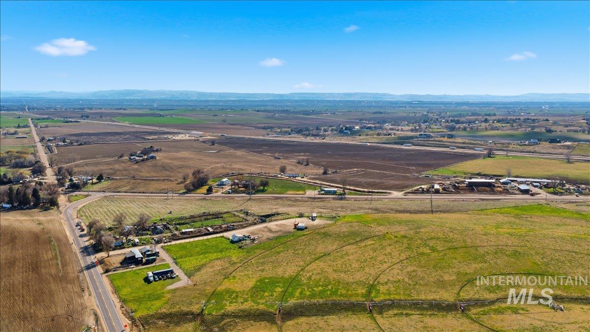 27633 Farmway Road, Caldwell, Idaho 83607, 2 Bedrooms, 1 Bathroom, Residential For Sale, Price $550,000, 98977001