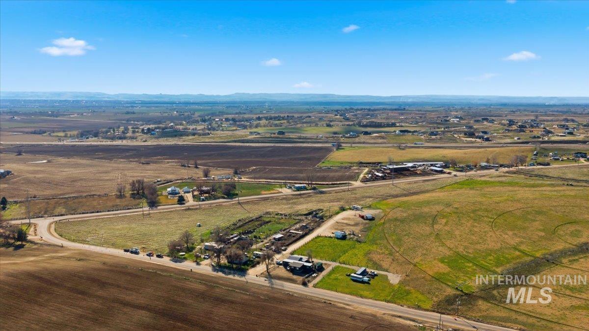 27633 Farmway Road, Caldwell, Idaho 83607, 2 Bedrooms, 1 Bathroom, Residential For Sale, Price $550,000, 98977001