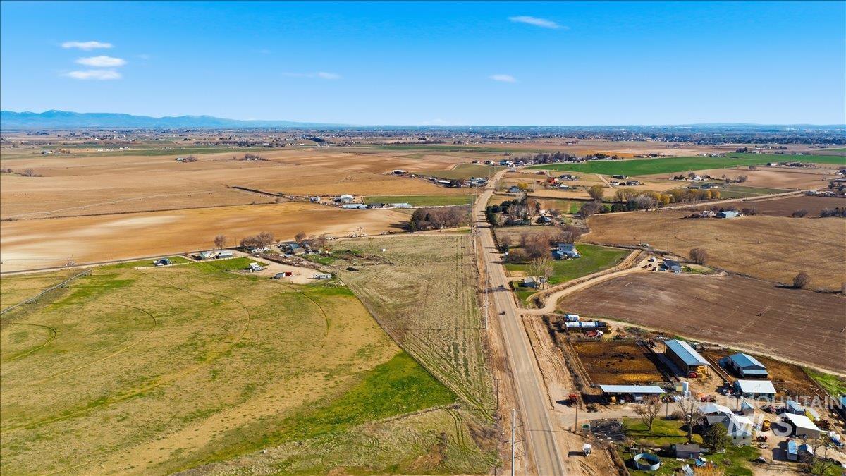 27633 Farmway Road, Caldwell, Idaho 83607, 2 Bedrooms, 1 Bathroom, Residential For Sale, Price $550,000, 98977001