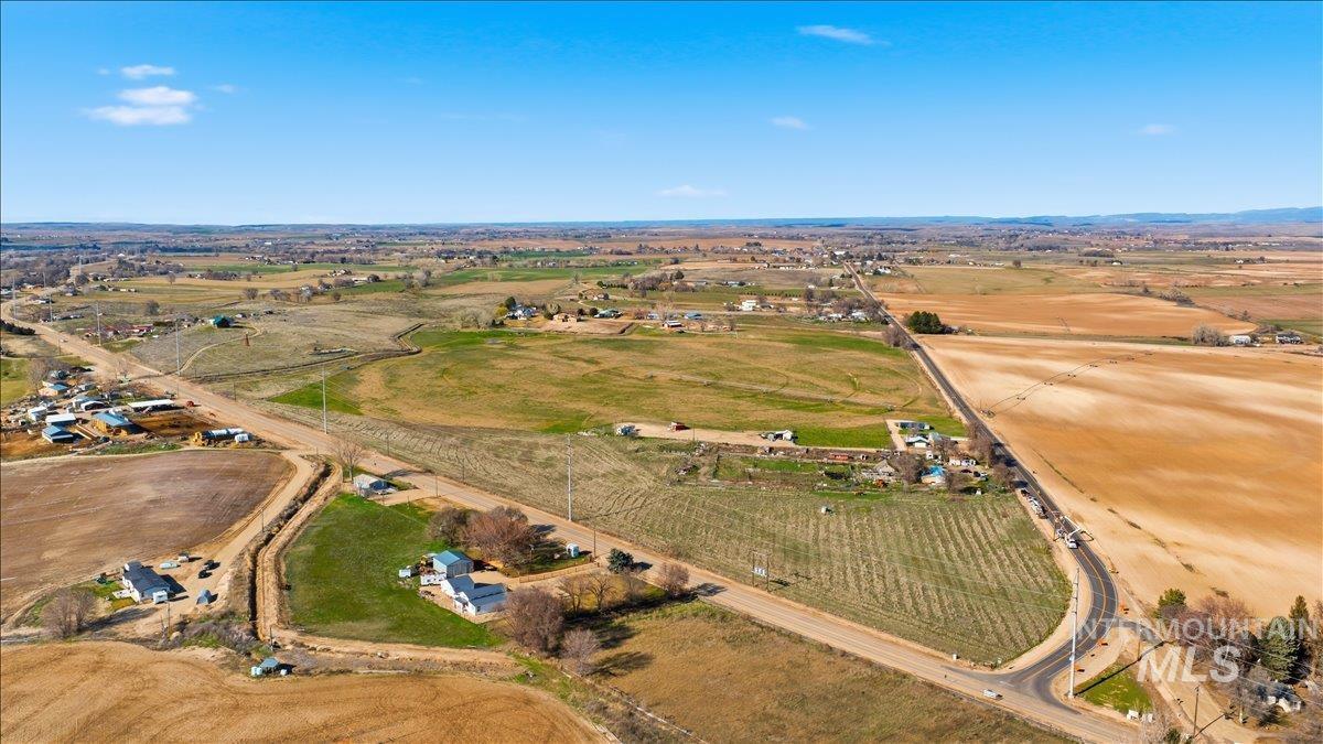 27633 Farmway Road, Caldwell, Idaho 83607, 2 Bedrooms, 1 Bathroom, Residential For Sale, Price $550,000, 98977001