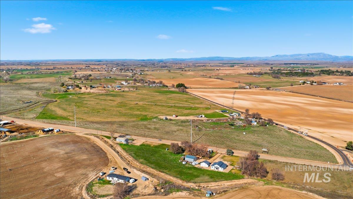 27633 Farmway Road, Caldwell, Idaho 83607, 2 Bedrooms, 1 Bathroom, Residential For Sale, Price $550,000, 98977001