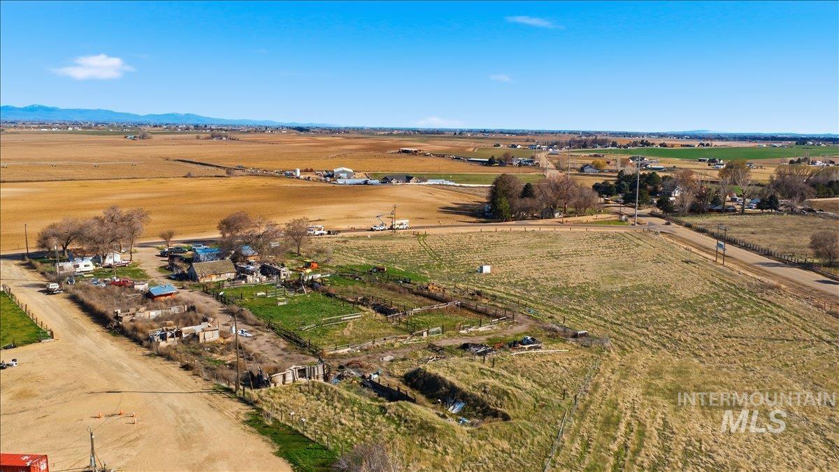 27633 Farmway Road, Caldwell, Idaho 83607, 2 Bedrooms, 1 Bathroom, Residential For Sale, Price $550,000, 98977001