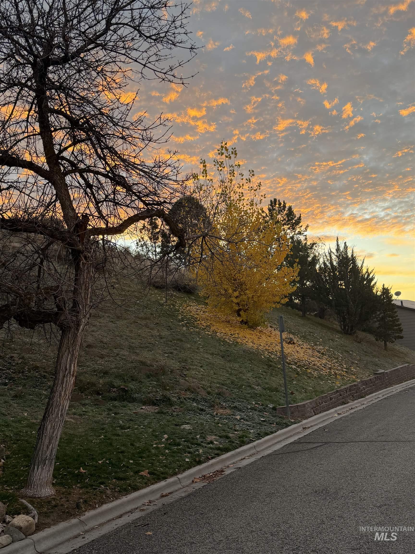 4950 N Bitterbrush, Boise, Idaho 83703, 3 Bedrooms, 2 Bathrooms, Residential For Sale, Price $458,000,MLS 98977003