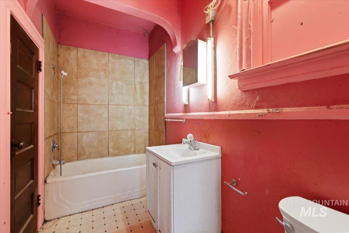 2114 N 9th St, Boise, Idaho 83702-2819, 2 Bedrooms, 1 Bathroom, Residential For Sale, Price $450,000,MLS 98977004