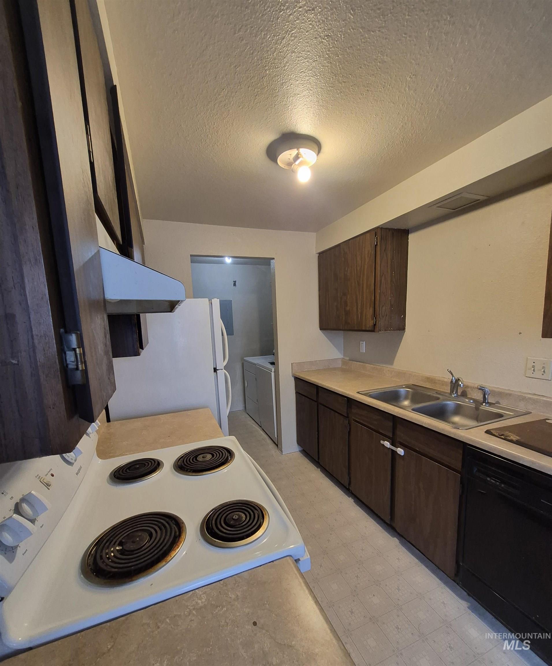 6920 W Grunder, Boise, Idaho 83709-2921, 2 Bedrooms, 1 Bathroom, Residential Income For Sale, Price $750,000,MLS 98977006