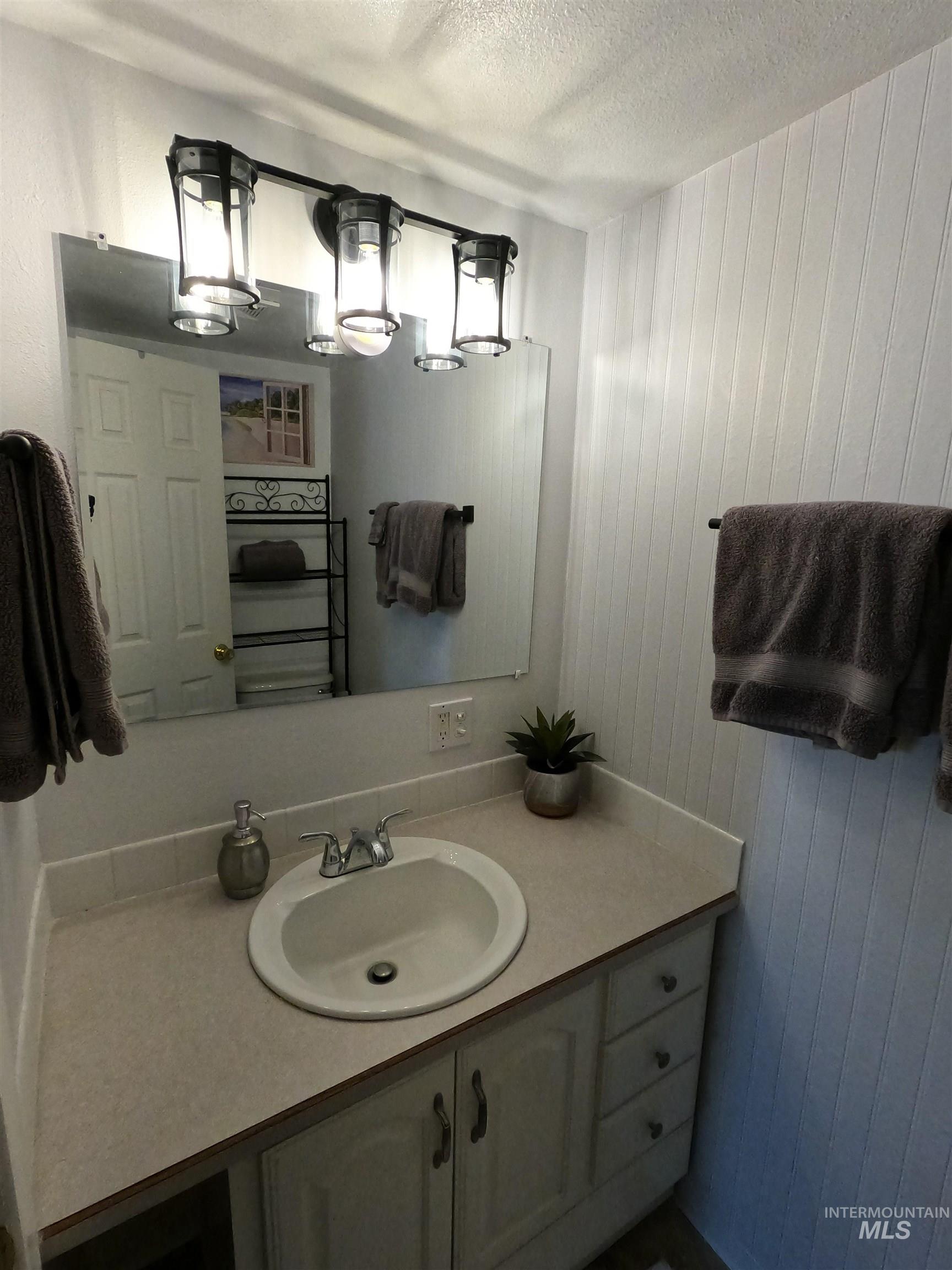 595 S 14th E, Mountain Home, Idaho 83647, 3 Bedrooms, 1.5 Bathrooms, Residential For Sale, Price $240,000,MLS 98977011