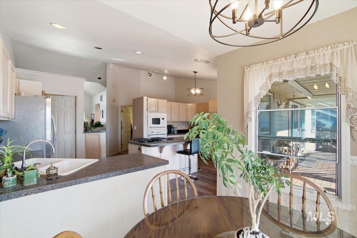 6603 W Summer Hill Dr, Boise, Idaho 83714, 3 Bedrooms, 3 Bathrooms, Residential For Sale, Price $690,000, 98977016