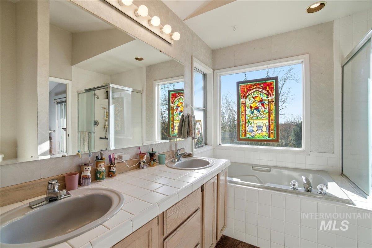 6603 W Summer Hill Dr, Boise, Idaho 83714, 3 Bedrooms, 3 Bathrooms, Residential For Sale, Price $690,000, 98977016