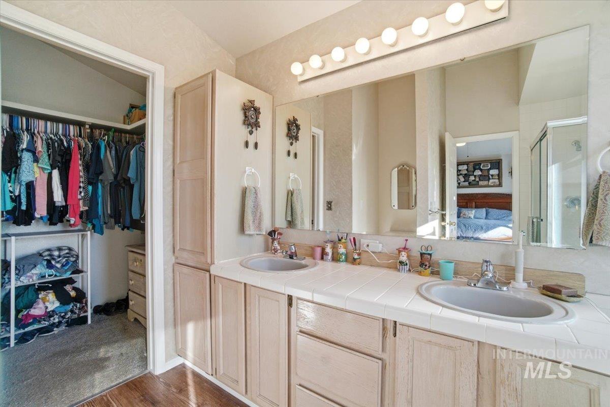 6603 W Summer Hill Dr, Boise, Idaho 83714, 3 Bedrooms, 3 Bathrooms, Residential For Sale, Price $690,000, 98977016