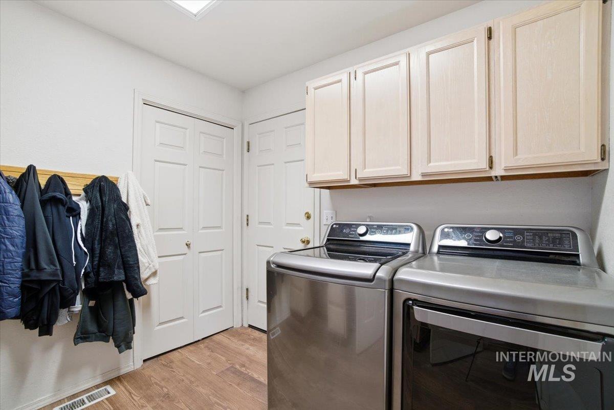 6603 W Summer Hill Dr, Boise, Idaho 83714, 3 Bedrooms, 3 Bathrooms, Residential For Sale, Price $690,000, 98977016