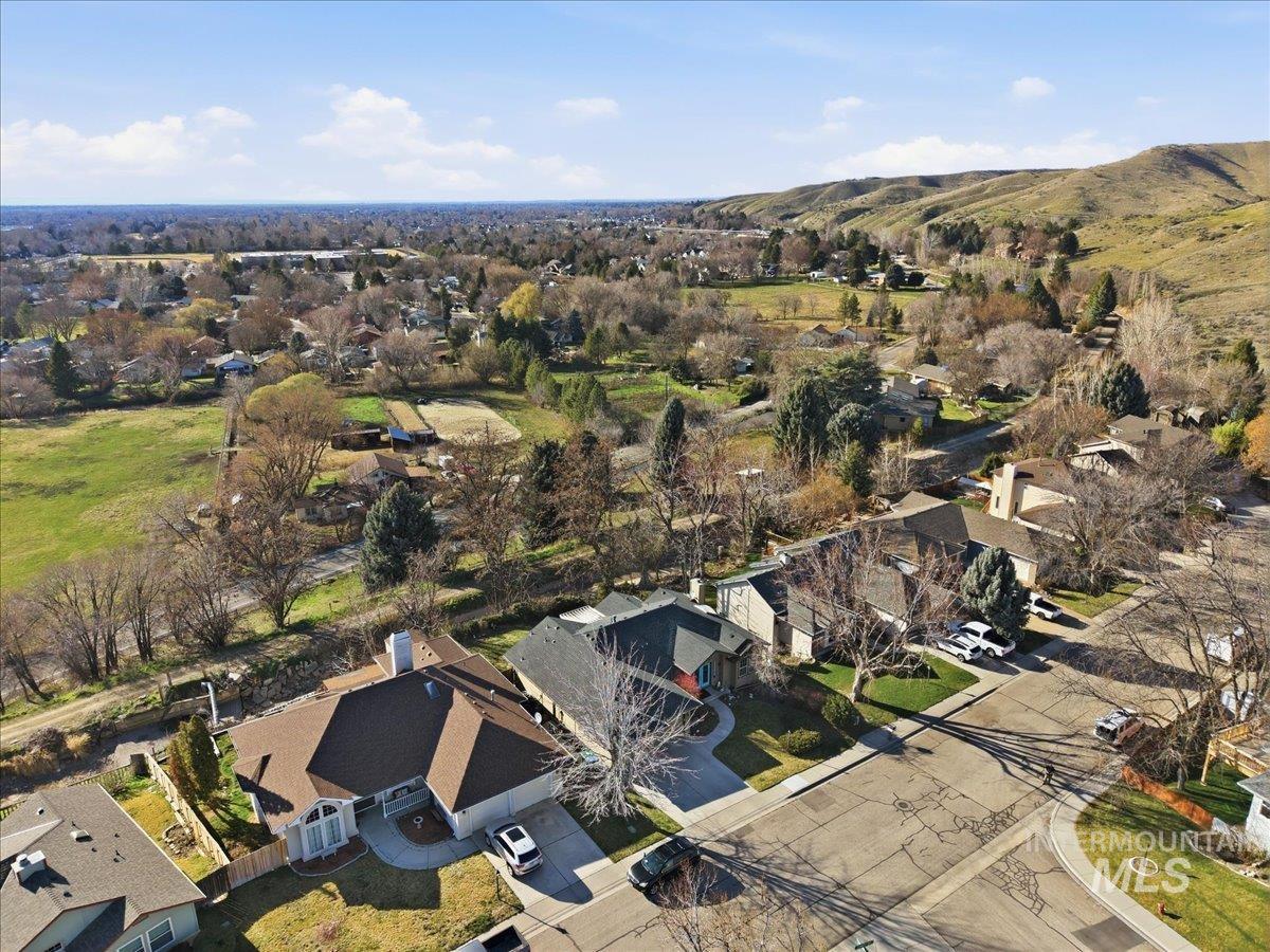 6603 W Summer Hill Dr, Boise, Idaho 83714, 3 Bedrooms, 3 Bathrooms, Residential For Sale, Price $690,000, 98977016
