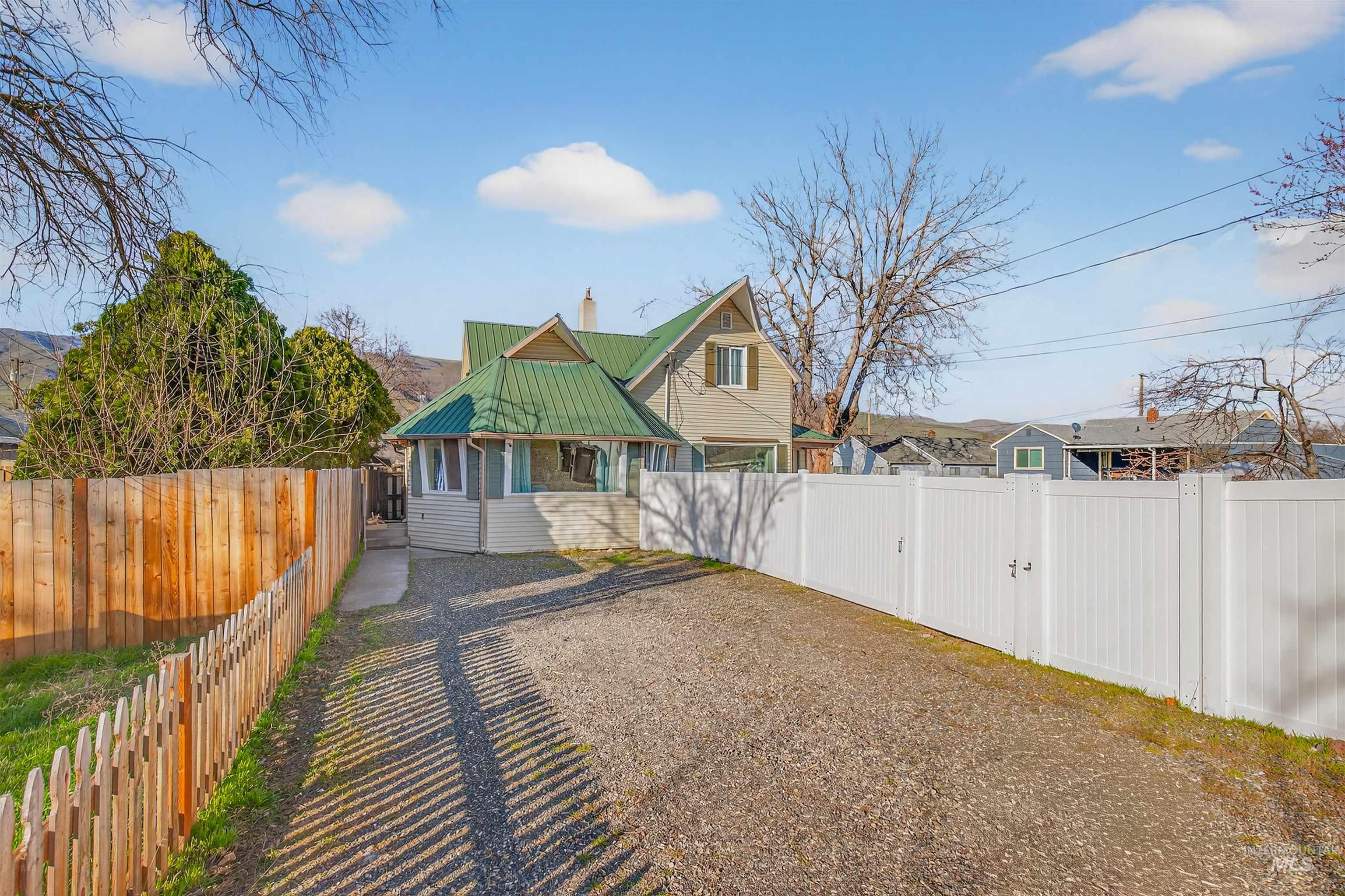 1266 Poplar St, Clarkston, Washington 99403, 3 Bedrooms, 2 Bathrooms, Residential For Sale, Price $319,000,MLS 98977020