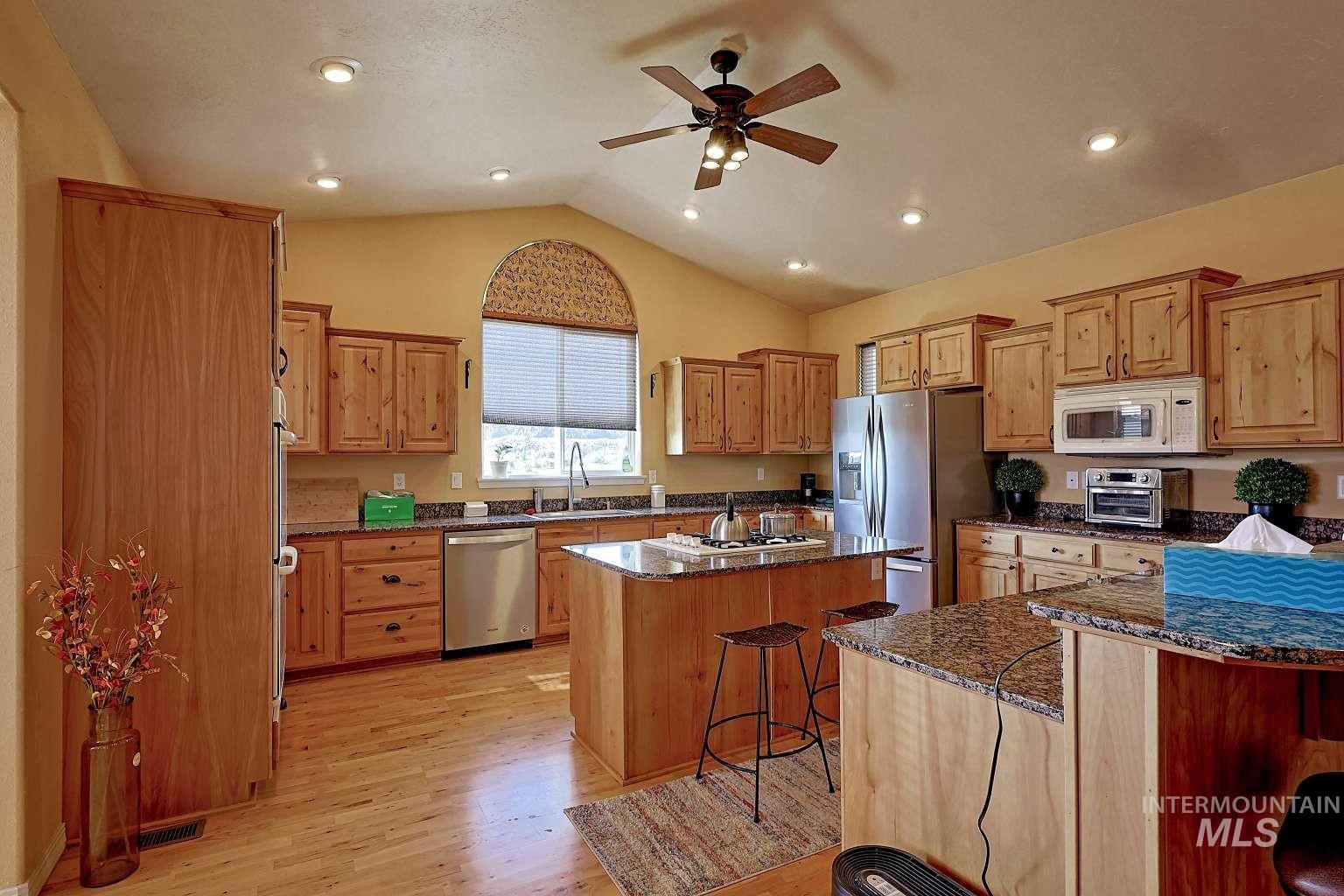 1422 River View Ln, Buhl, Idaho 83316, 4 Bedrooms, 3.5 Bathrooms, Residential For Sale, Price $879,990,MLS 98977026