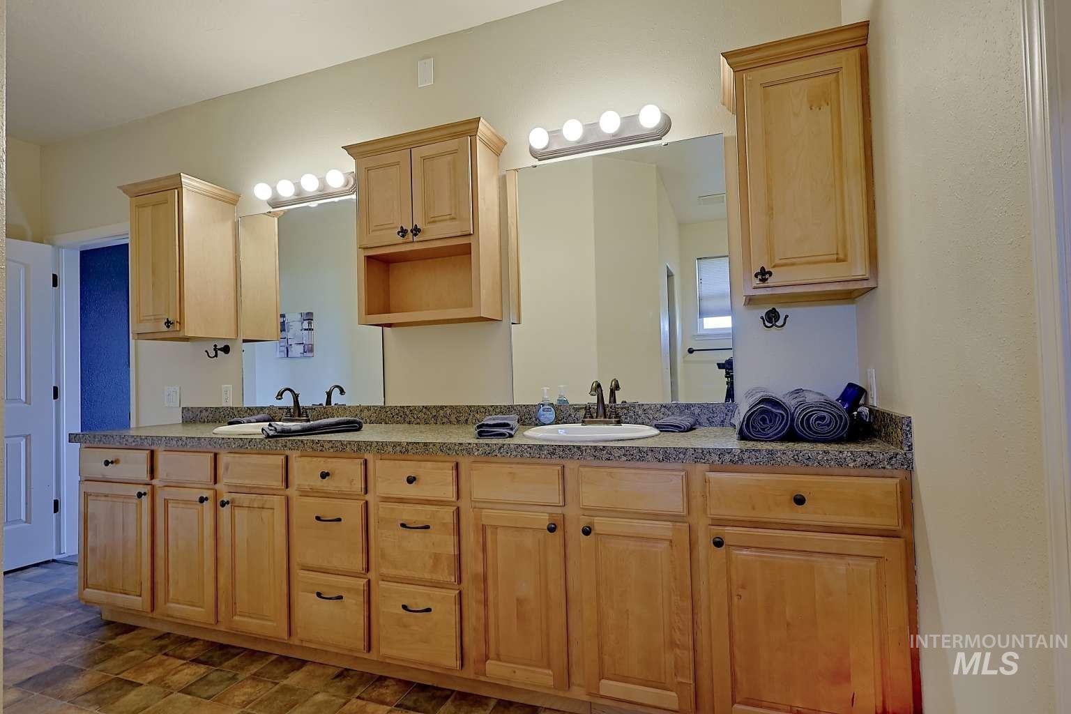 1422 River View Ln, Buhl, Idaho 83316, 4 Bedrooms, 3.5 Bathrooms, Residential For Sale, Price $879,990,MLS 98977026