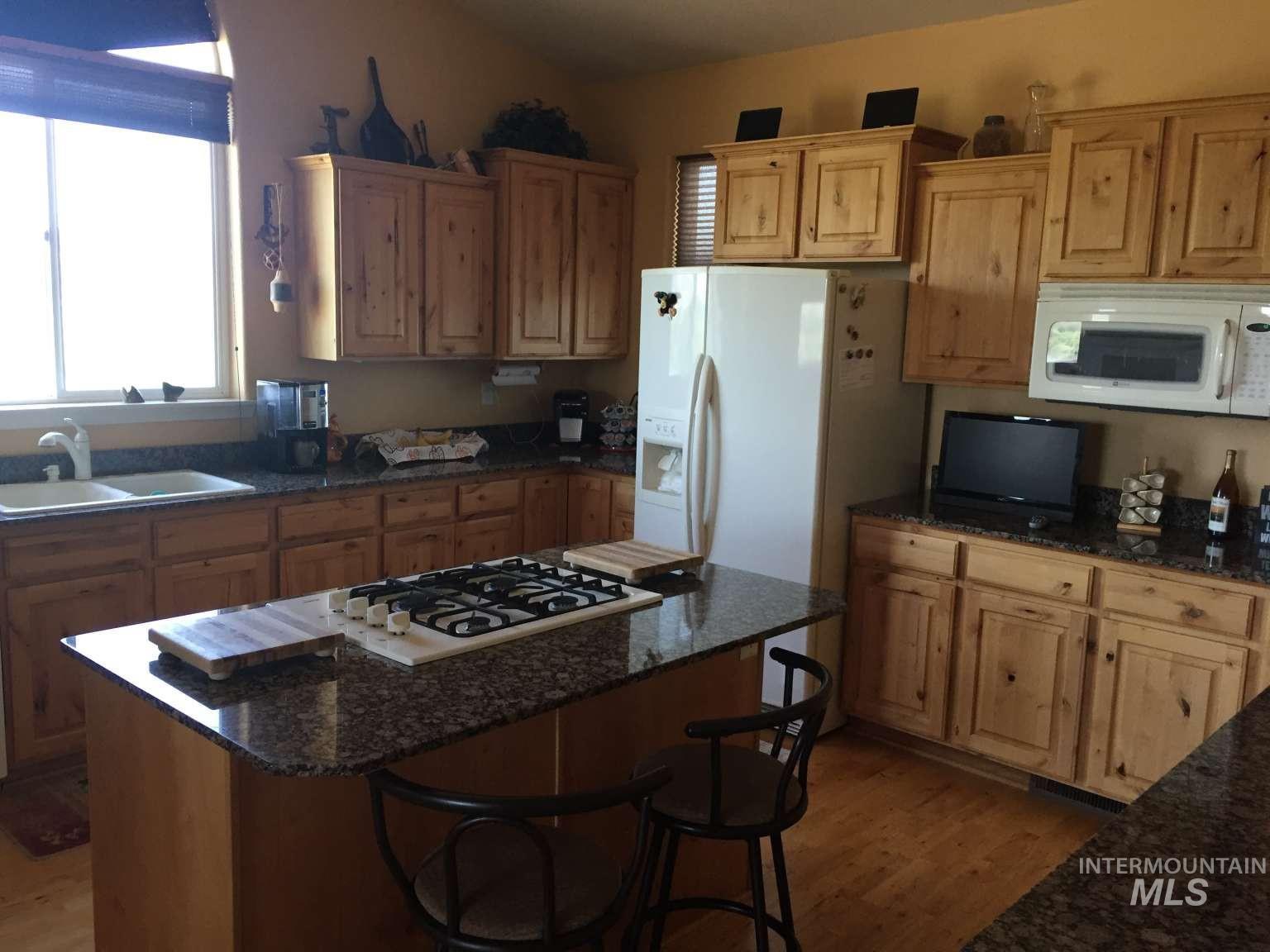 1422 River View Ln, Buhl, Idaho 83316, 4 Bedrooms, 3.5 Bathrooms, Residential For Sale, Price $879,990, 98977026