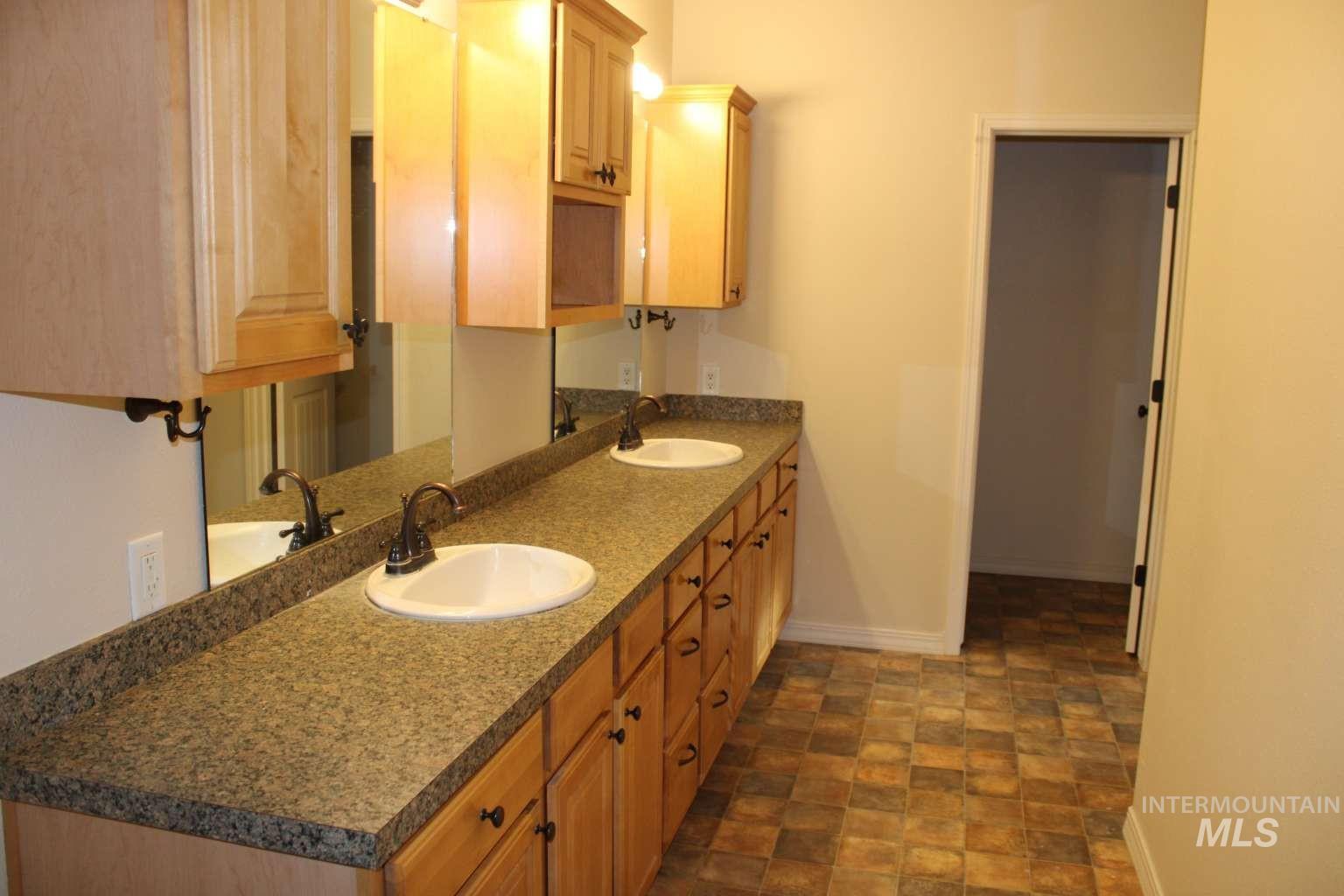 1422 River View Ln, Buhl, Idaho 83316, 4 Bedrooms, 3.5 Bathrooms, Residential For Sale, Price $879,990, 98977026