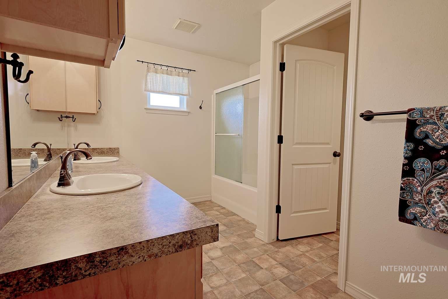 1422 River View Ln, Buhl, Idaho 83316, 4 Bedrooms, 3.5 Bathrooms, Residential For Sale, Price $879,990,MLS 98977026