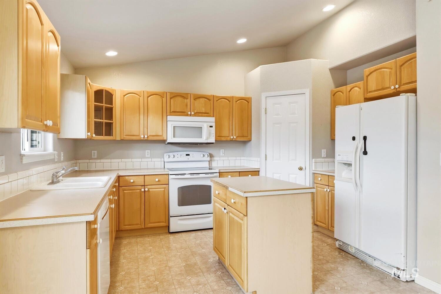 1883 N Pingo Ave., Kuna, Idaho 83634, 3 Bedrooms, 2 Bathrooms, Residential For Sale, Price $360,000, 98977036