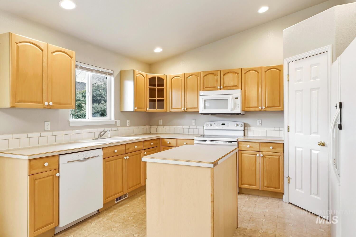 1883 N Pingo Ave., Kuna, Idaho 83634, 3 Bedrooms, 2 Bathrooms, Residential For Sale, Price $360,000, 98977036