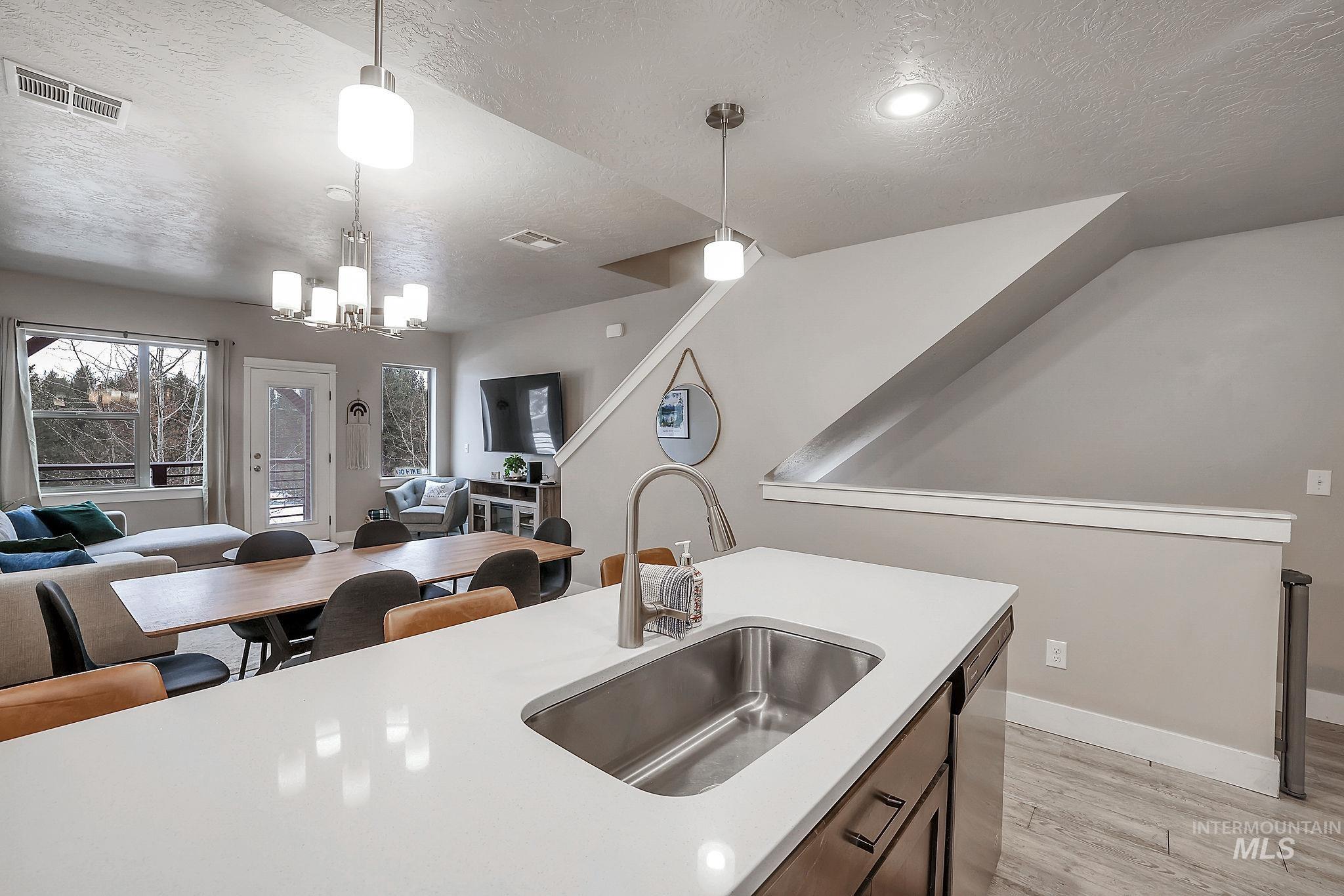 104 Broken Pine Ln., McCall, Idaho 83638, 3 Bedrooms, 3 Bathrooms, Residential For Sale, Price $539,900,MLS 98977040