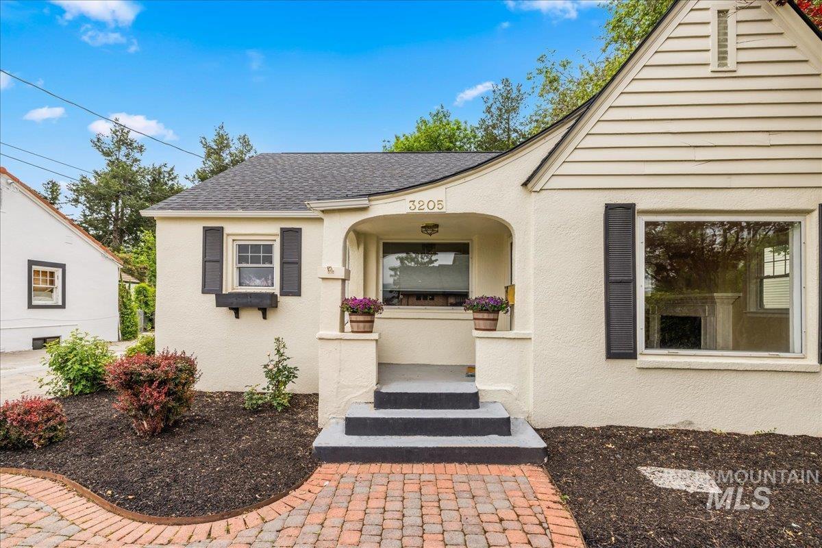 3205 W Crescent Rim Drive, Boise, Idaho 83706, 4 Bedrooms, 2 Bathrooms, Residential For Sale, Price $879,000, 98977066
