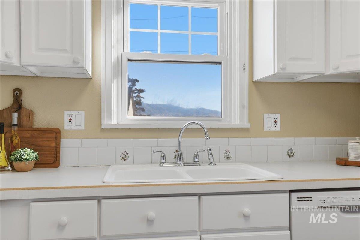 3205 W Crescent Rim Drive, Boise, Idaho 83706, 4 Bedrooms, 2 Bathrooms, Residential For Sale, Price $879,000, 98977066