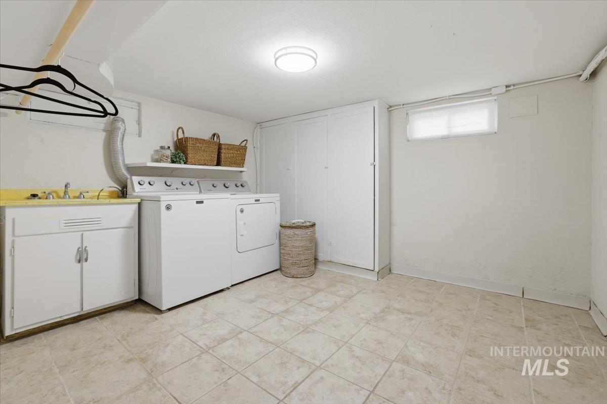 3205 W Crescent Rim Drive, Boise, Idaho 83706, 4 Bedrooms, 2 Bathrooms, Residential For Sale, Price $879,000, 98977066