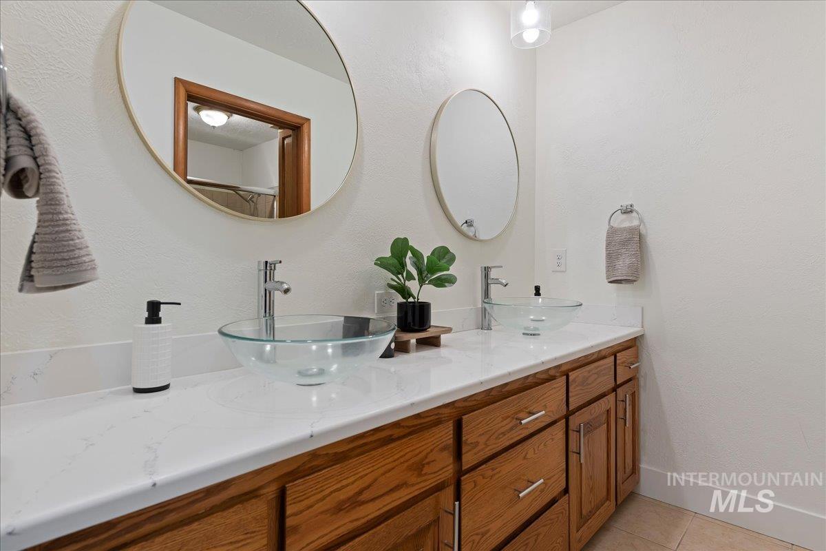 709 Vista Terrace, Nampa, Idaho 83686, 4 Bedrooms, 2.5 Bathrooms, Residential For Sale, Price $525,000,MLS 98977078